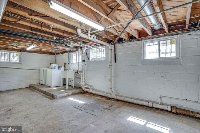 Building Photo - 859 N Abingdon St