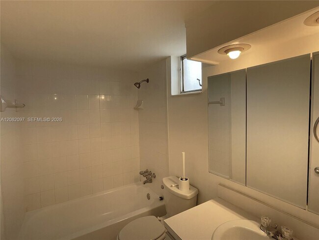 Building Photo - 6904 N Kendall Dr
