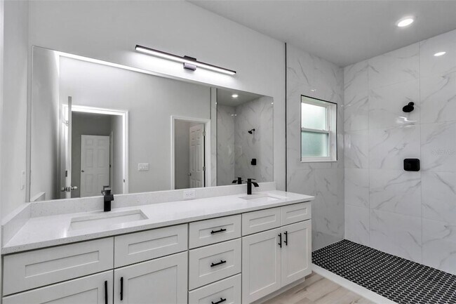 Building Photo - 7911 N Pocono Dr