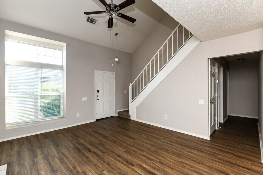 Building Photo - 2500 Creekwood Ln