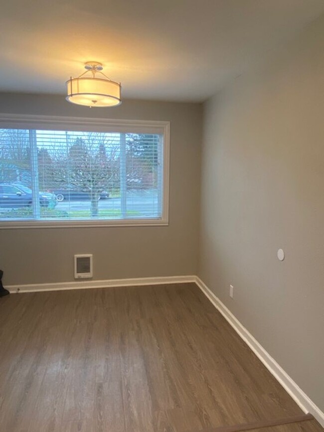 Building Photo - Updated 3 BD and 1 BA house in Tacoma! All...