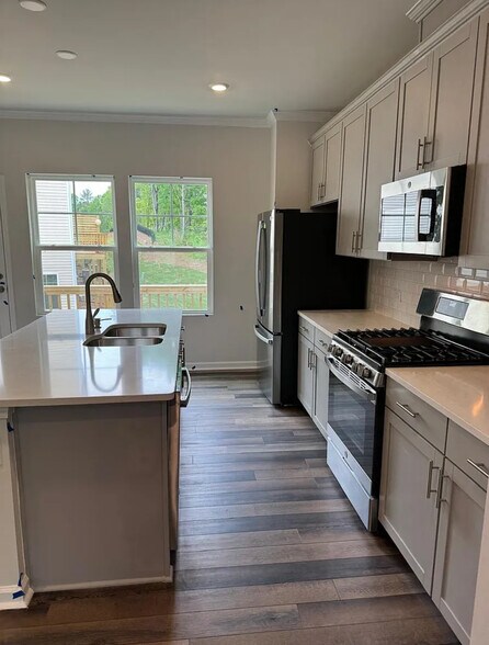 Building Photo - 1056 Lily Loch Way