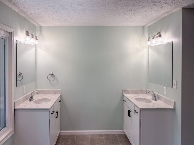 Building Photo - Single Family Residence