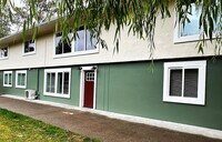 Building Photo - 405 NE Denver St