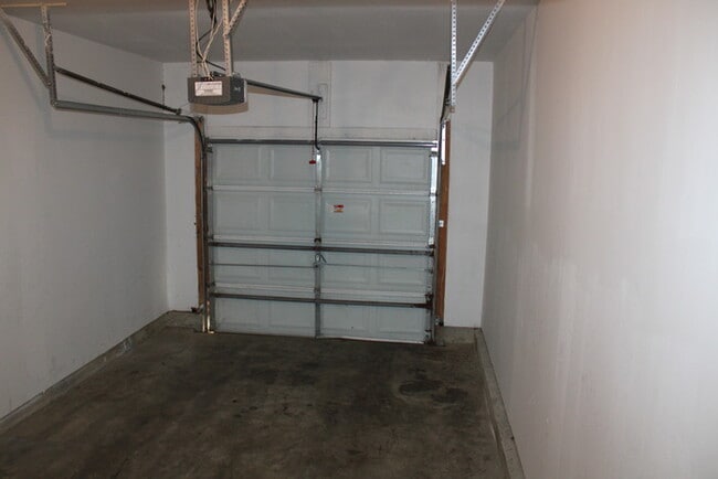 Building Photo - Townhome in Crystal Ridge