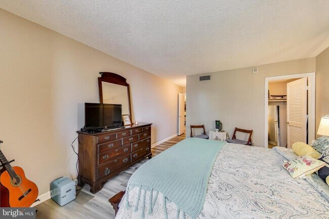 Building Photo - 1101 S Arlington Ridge Rd