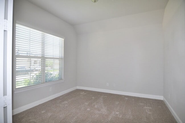 Building Photo - Wonderful 3-2-2 with Study in Northlake, N...
