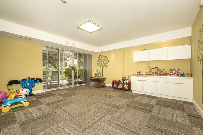 Building Photo - High Rise Living in the Heart of Downtown Palo Alto!