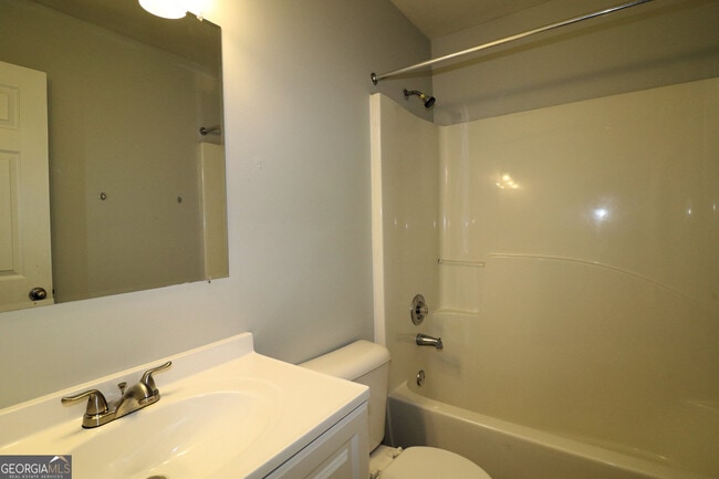 Building Photo - 18 Southwind Dr