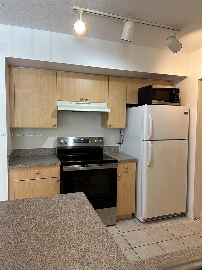 Building Photo - 911 Villa Cir