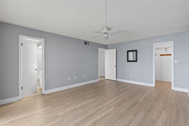 Building Photo - 4775 Cove Cir