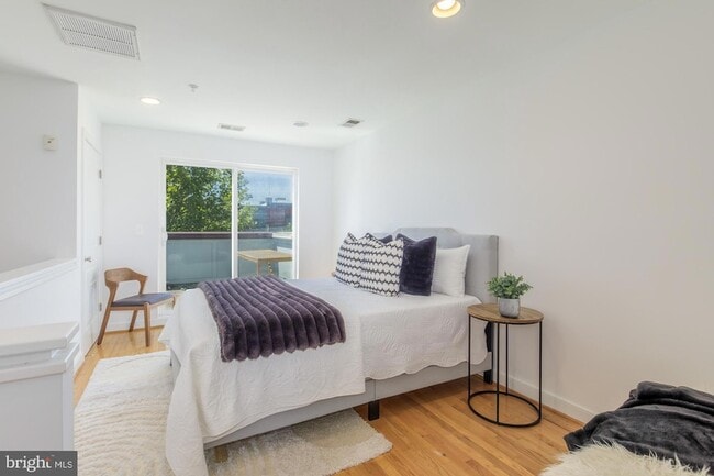 Building Photo - 4548 Longfellow St