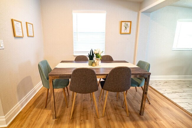 Building Photo - Chic & Stylish  Central location