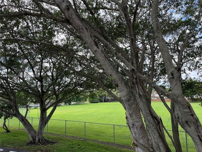 Building Photo - 350 Palm Cir W