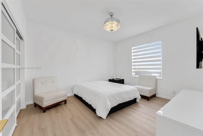 Building Photo - 420 Montclaire Dr