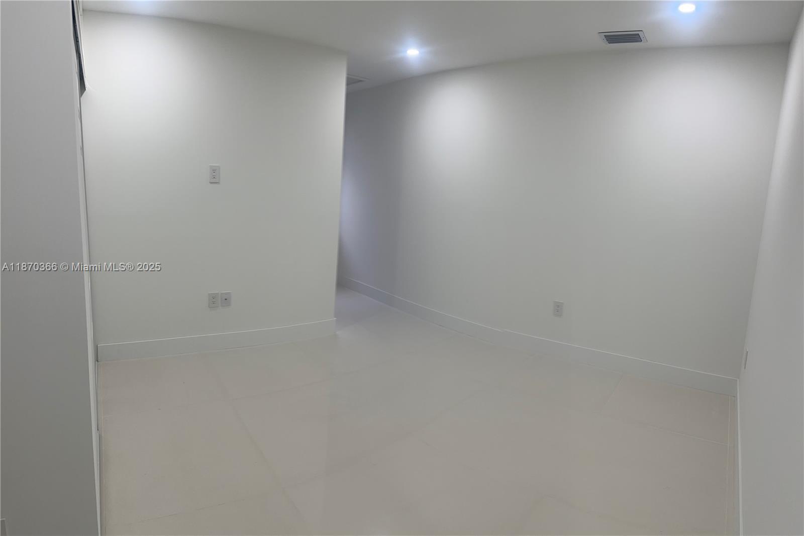 Building Photo - 526 S Rainbow Dr