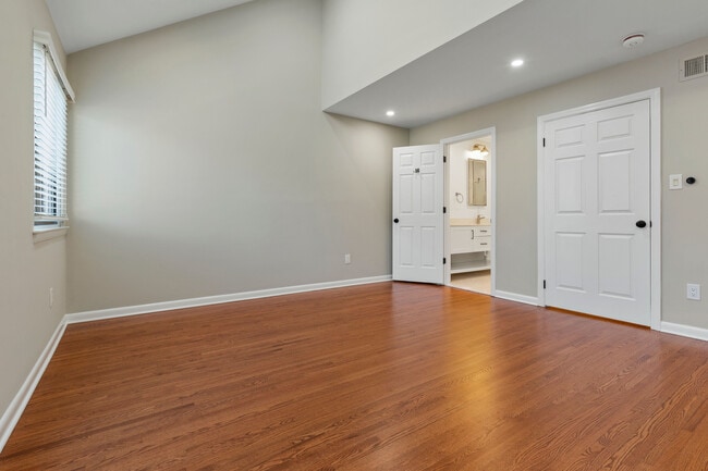 Building Photo - 50 Pondview Rd