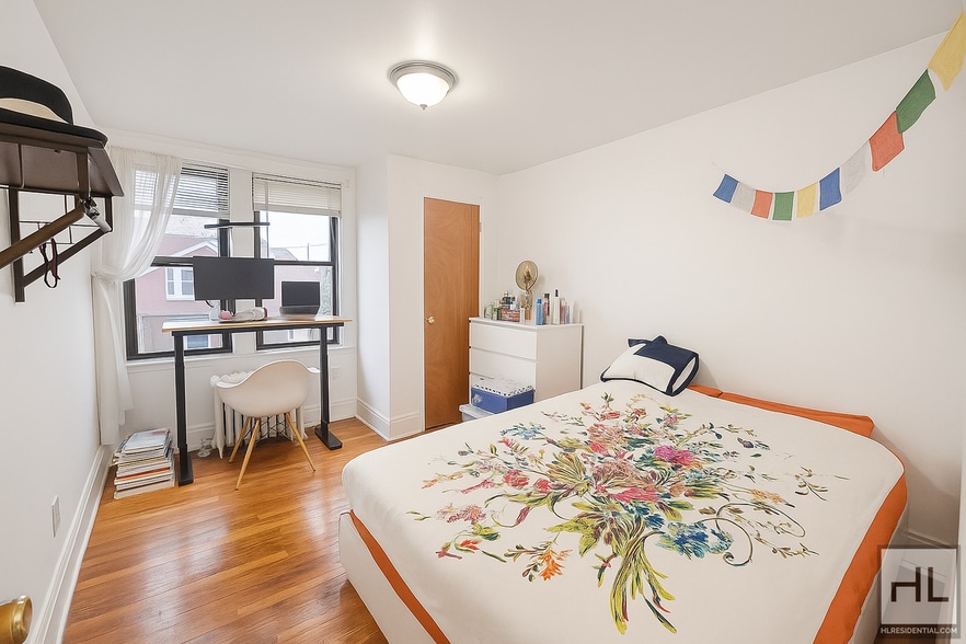 Building Photo - 32 STREET