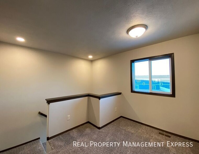 Building Photo - 3 Bed 2.5 Bath Townhome