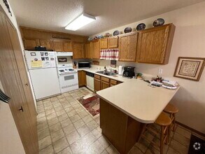 Building Photo - APPLICATION PENDING -- Spacious, Pet-Frien...