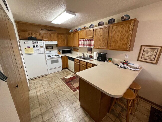 Primary Photo - Spacious, Pet-Friendly 2 Bed/1 Bath Townho...