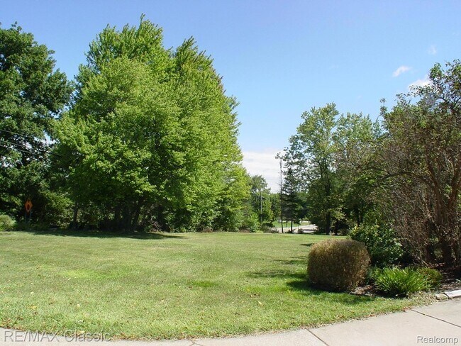 Building Photo - 47605 Powell Rd