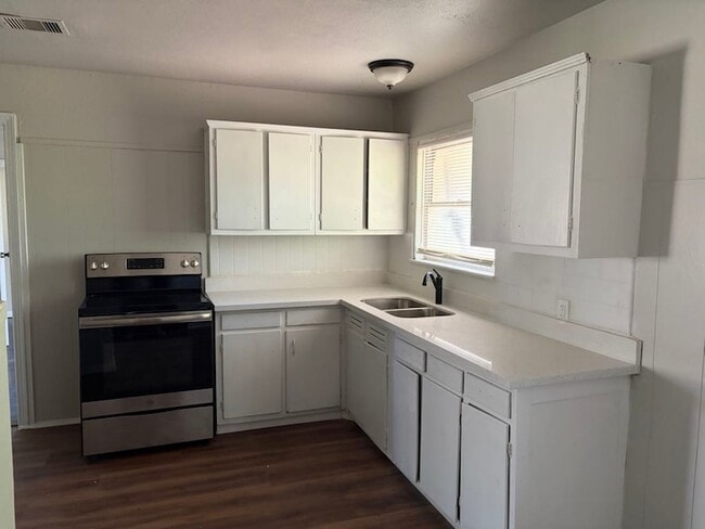 Building Photo - 5782 Belcrest St