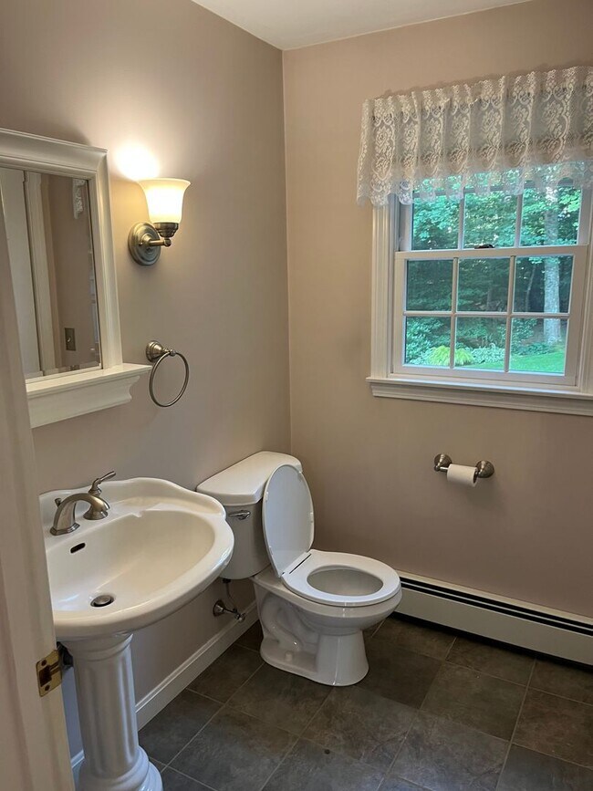 Building Photo - Executive 4 Br / 2.5 Ba Executive Colonial in Sandwich