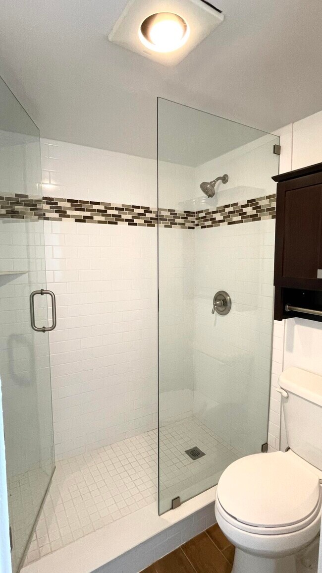 Building Photo - 7539 Greenlake Way