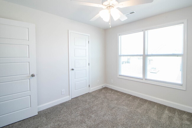 Building Photo - 433 Pomeroy Dr
