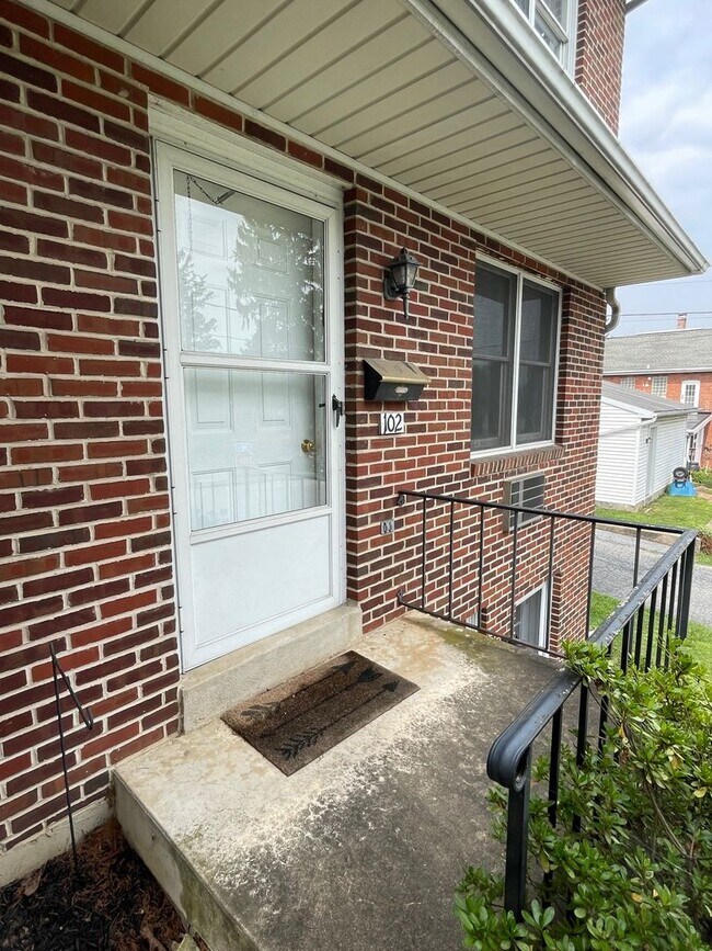 Building Photo - 550 S Hanover St