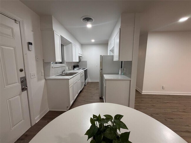 Building Photo - 2308 Alta Vista Ave