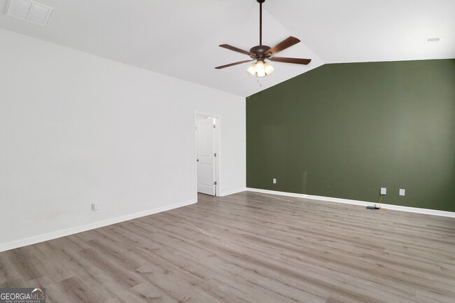 Building Photo - 120 Greenbriar Dr