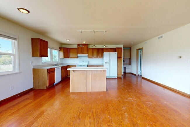 Building Photo - Farmhouse - Showings now Available