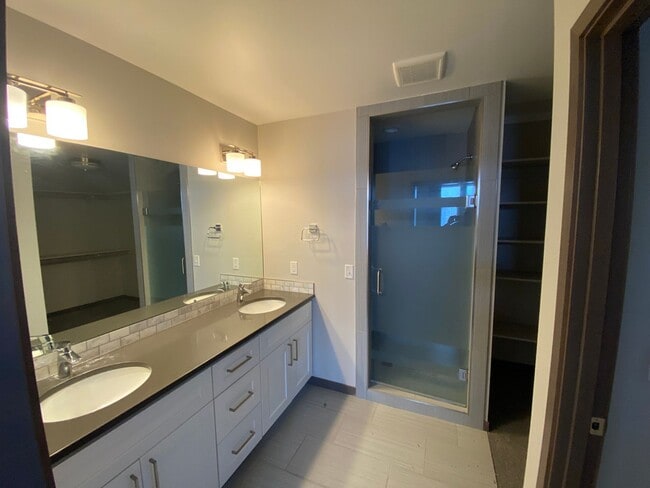 Building Photo - 1078 Oak Park Dr