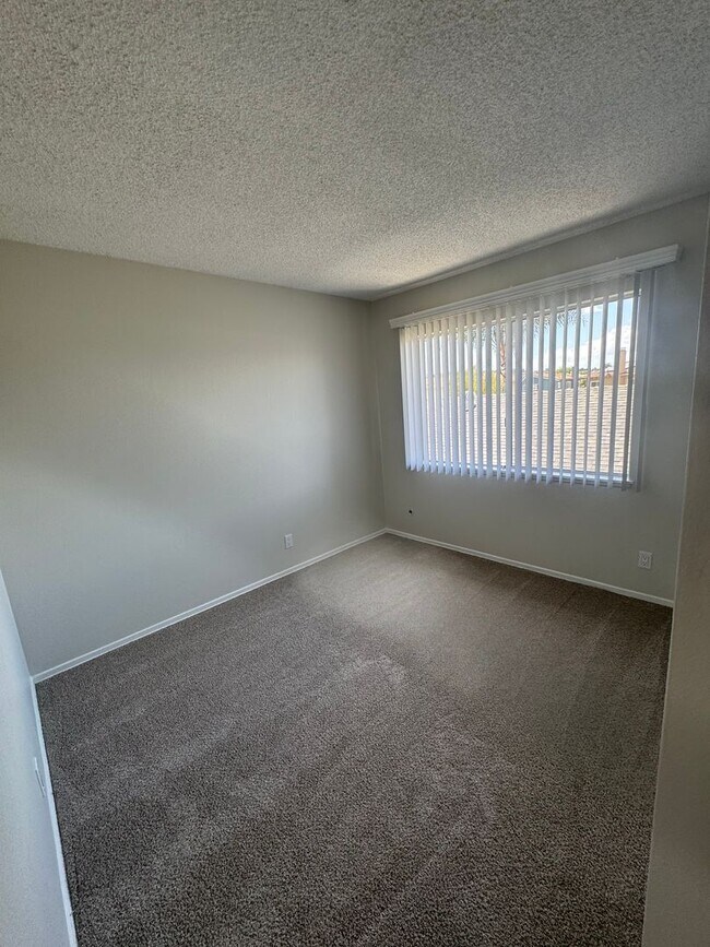 Building Photo - 3 Bed + 1.5 Bath Townhouse