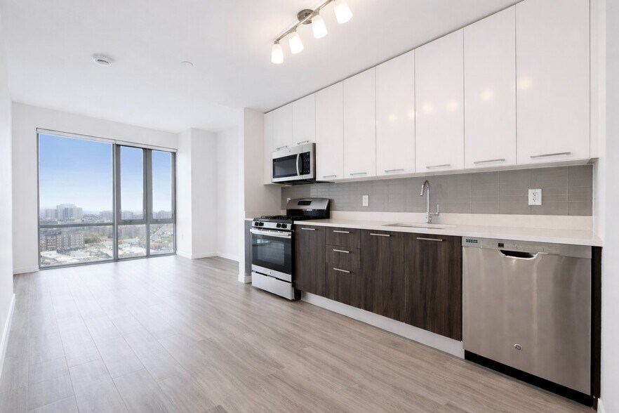 Building Photo - 1524 Sheepshead Bay Rd