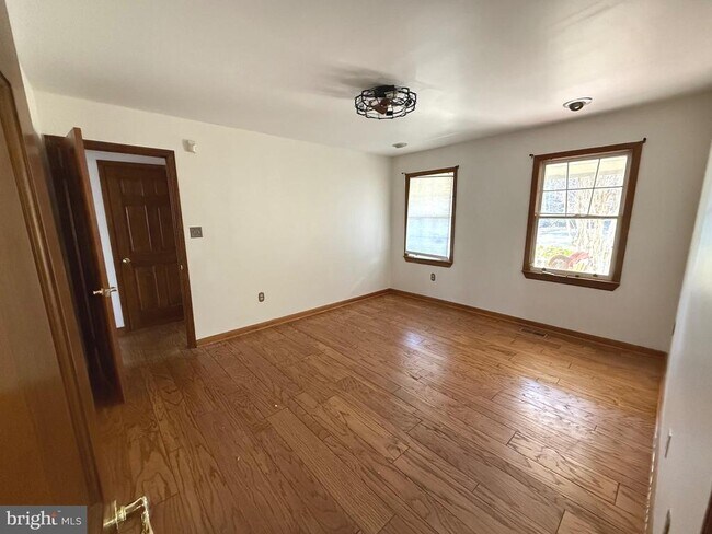 Building Photo - 9608 Burke View Ave