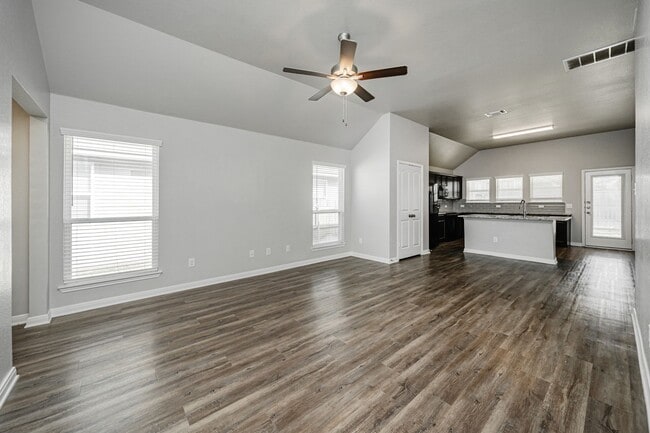 Building Photo - 517 Fallbrook Dr