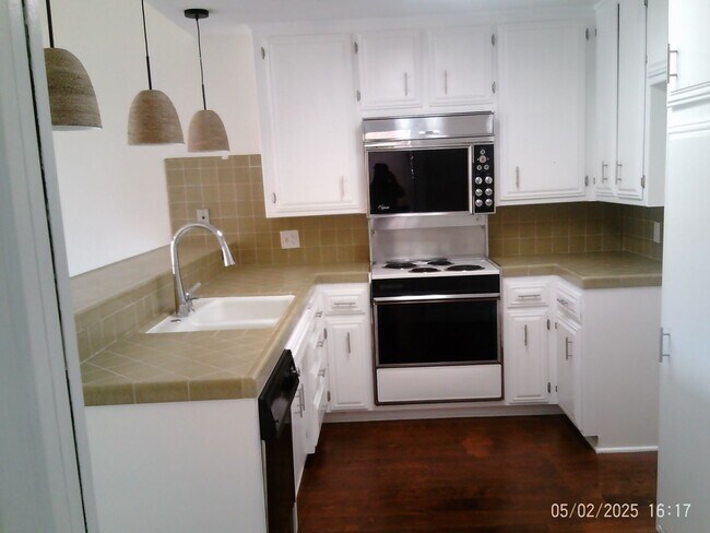 Building Photo - 3200 El Encanto Ct
