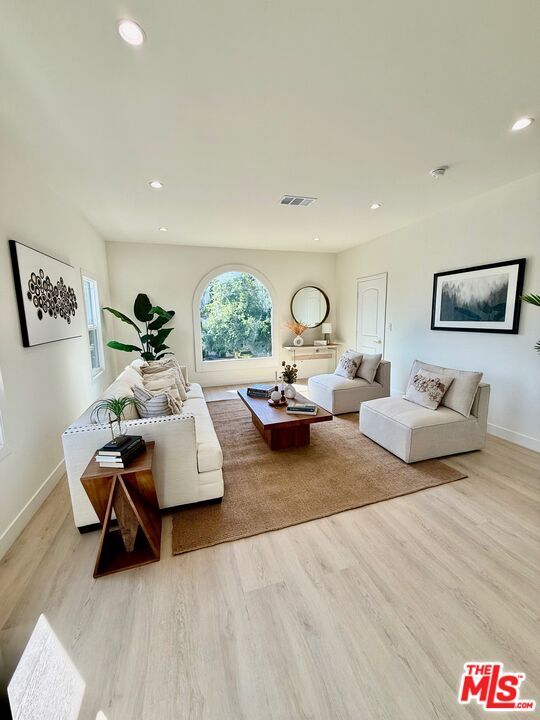 Building Photo - 900 N Alfred St