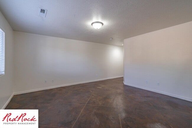 Building Photo - Charming 3 Bedroom Townhome with INTERNET INCLUDED & Dog-Friendly!