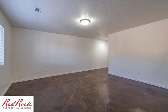 Building Photo - DOG-FRIENDLY 3 Bedroom Townhome with INTER...