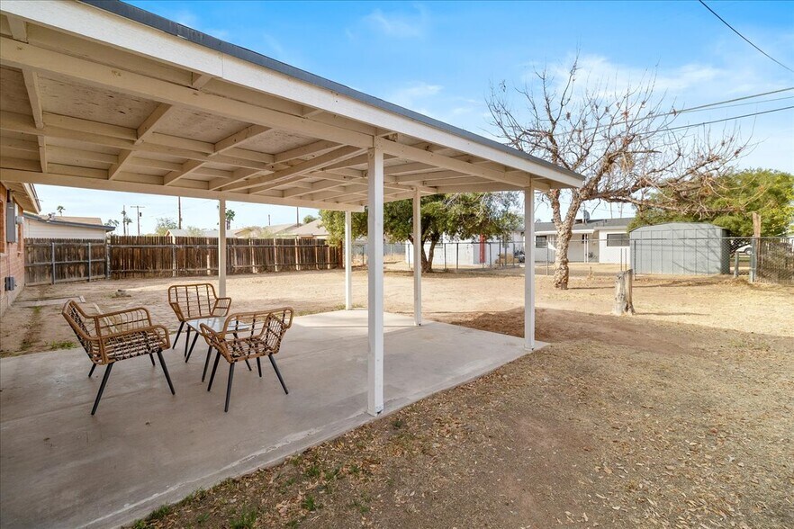 Building Photo - 5014 W Gardenia Ave