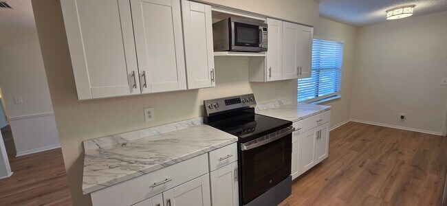 Building Photo - Large 4 Bedroom Located in Arlington!