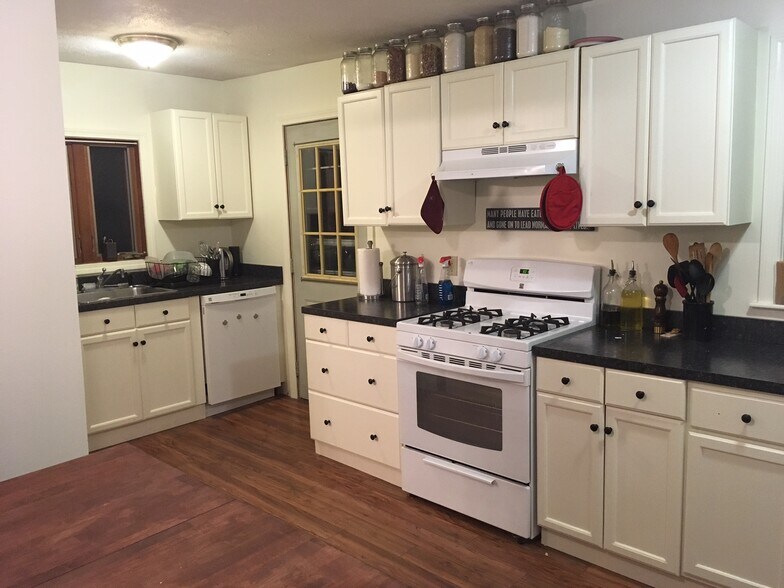 Building Photo - 43 Clinton St