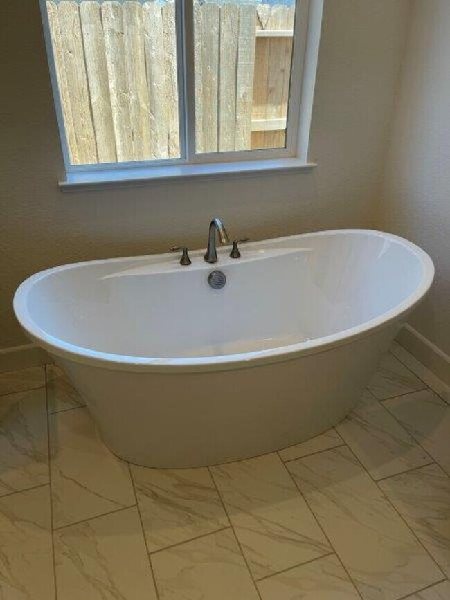 Building Photo - Fabulous Single Level 4 Bedroom in 95757