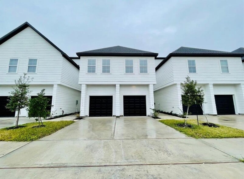 Building Photo - 3233 Real St