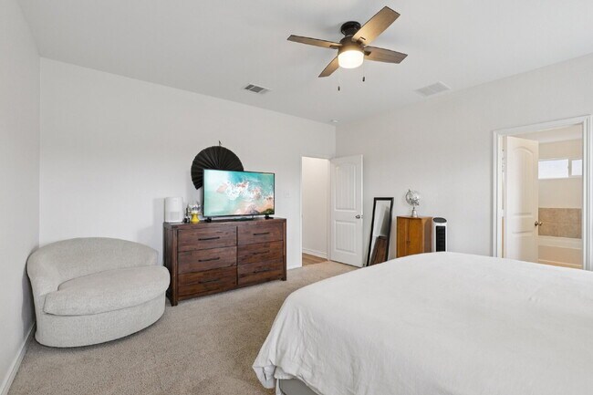 Building Photo - "Charming 3-Bedroom Haven with Granite Elegance in San Antonio!"