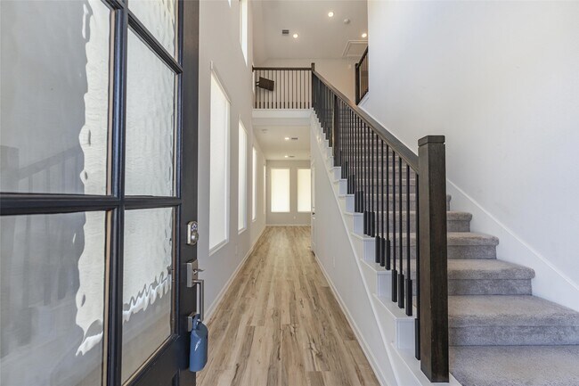 Building Photo - 2123 Rosewood Pnes Ln